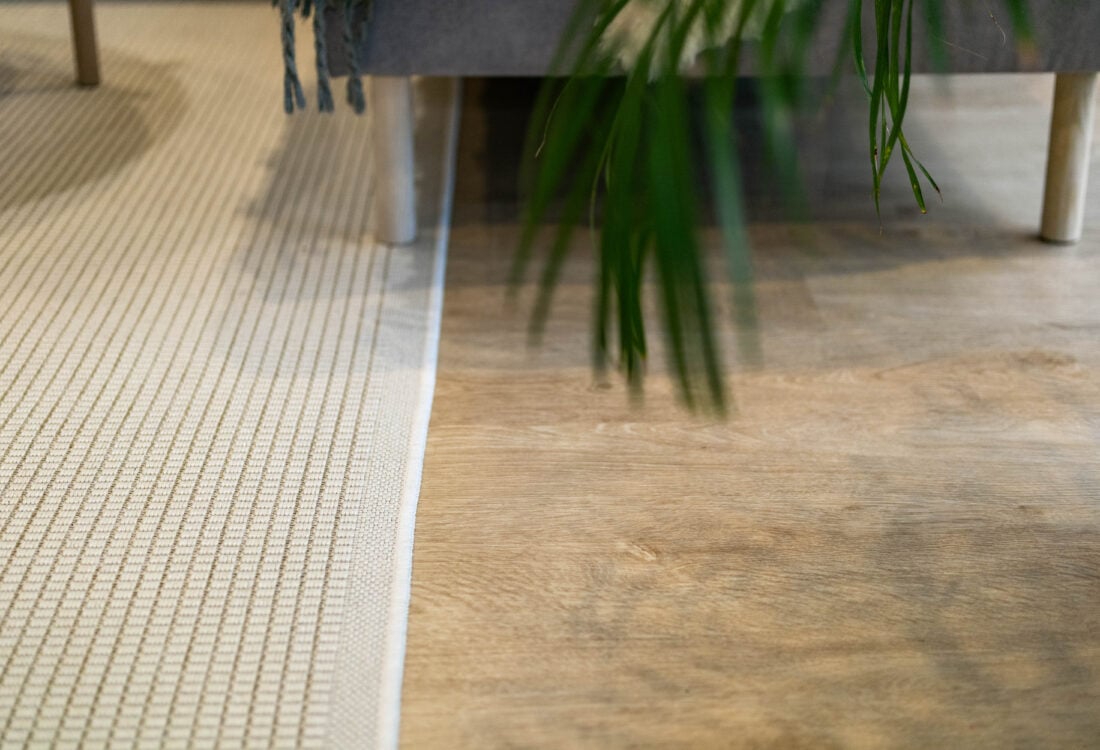 Pöllösaari vinyylilankku.